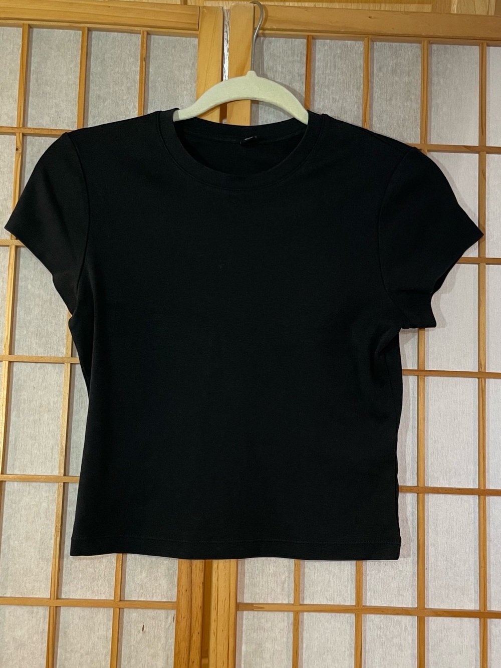 UNIQLO Black Cropped Tshirt